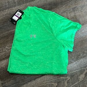 NWT - Under Armour XXL heat gear t-shirt, loose fit. Light/dark green